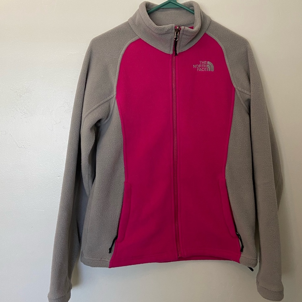 ⛰️The North Face Woman’s Sweater Jacket in Pink and Grey